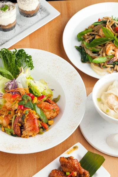 Verschiedene thailändische Gerichte — Stockfoto