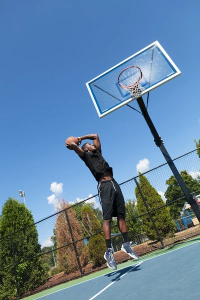 Basketbal namočit zdola — Stock fotografie