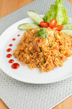 Karidesli sriracha kızarmış pilav