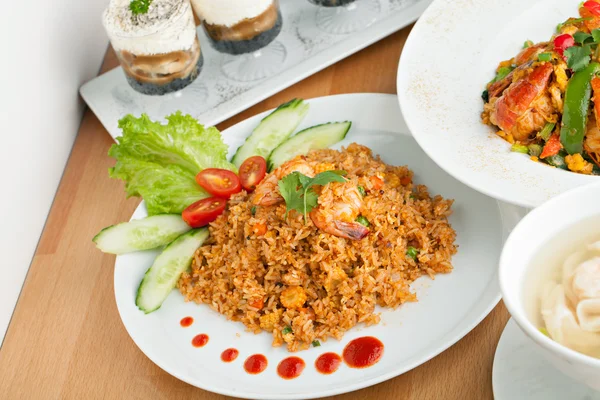 Sriracha gebratener Reis mit Garnelen — Stockfoto