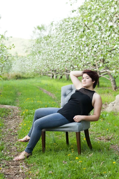 Žena sedí v židli vinobraní — Stock fotografie