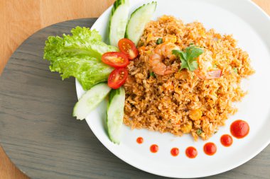 Karidesli sriracha kızarmış pilav
