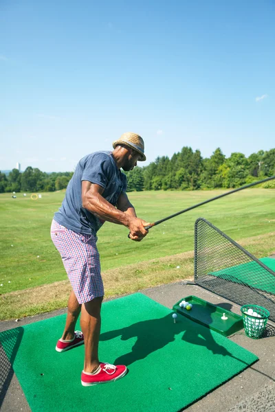 Práctica de golf en el campo de prácticas —  Fotos de Stock
