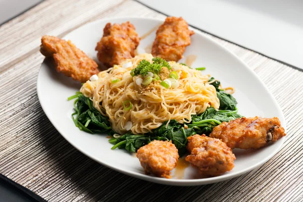 Chicken Wings with Noodles and Spinach — Stock Photo, Image