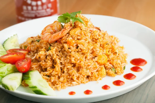 Sriracha gebratener Reis mit Garnelen — Stockfoto