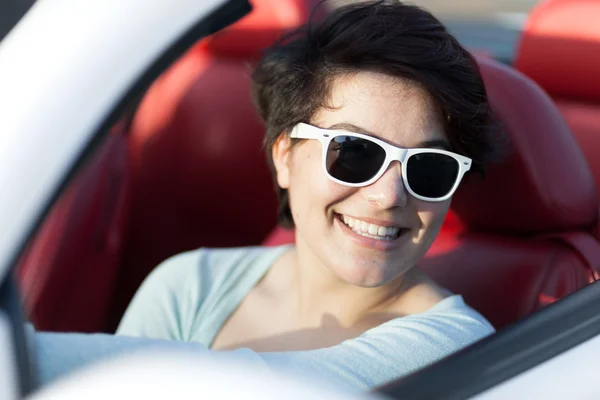 Mujer conduciendo un convertible Fotos De Stock