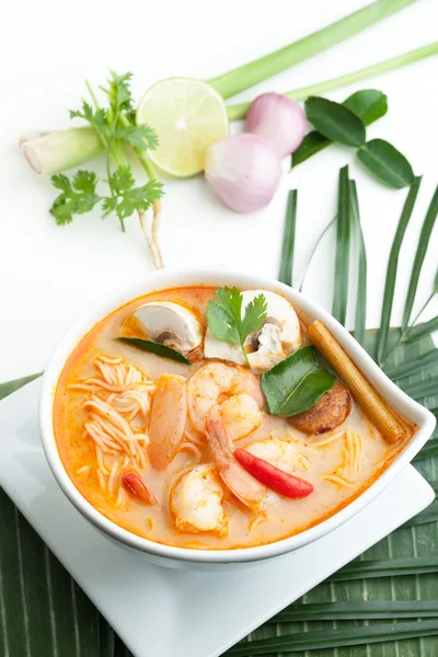 Sopa tailandesa Tom Yum com camarão — Fotografia de Stock