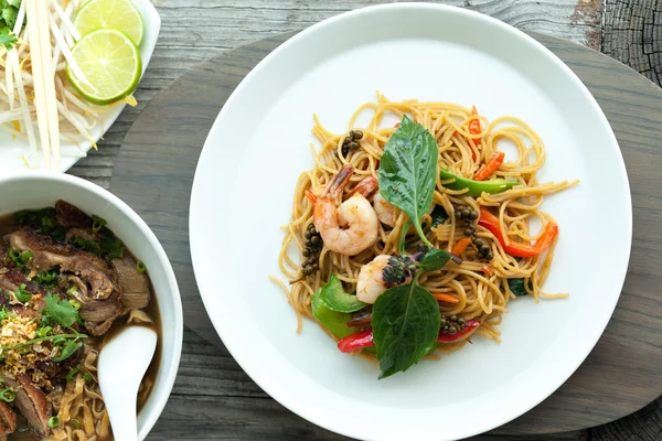 Gamberetti tailandesi con tagliatelle — Foto Stock