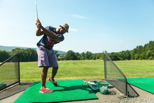 Práctica de golf en el campo de prácticas Fotos De Stock