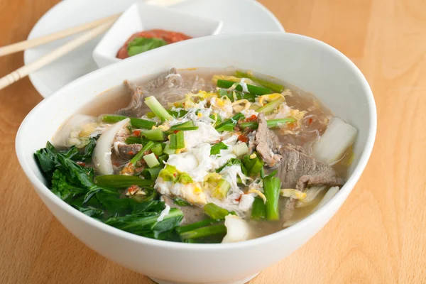 Тайський суп з яловичиною — стокове фото