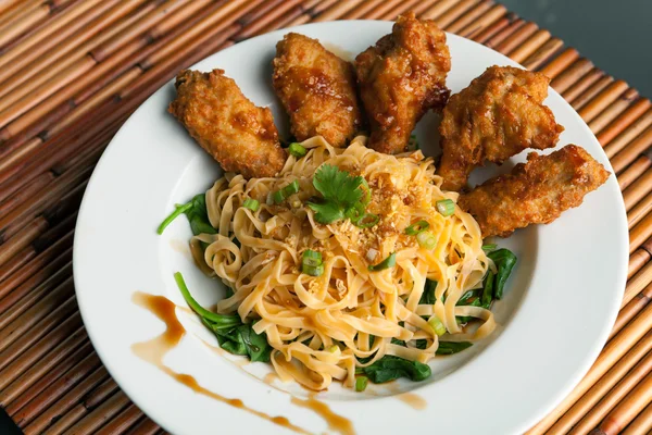 Chicken Wings with Noodles and Spinach — Stock Photo, Image