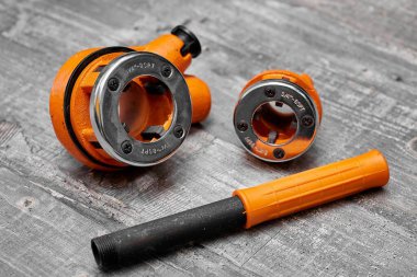 klupp ve ölenler tesisatçılar ve çilingirler için büyük çaplı iplikler için profesyonel araçlardır