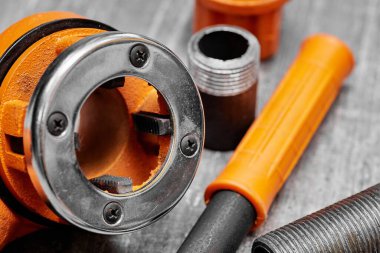 klupp ve ölenler tesisatçılar ve çilingirler için büyük çaplı iplikler için profesyonel araçlardır