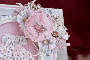 El yapımı kart, kesim ve oymalı renkli elementlerle yapıştırma kitabı teknolojisiyle yapıldı.