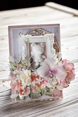 El yapımı kart, kesim ve oymalı renkli elementlerle yapıştırma kitabı teknolojisiyle yapıldı.