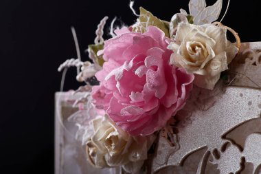 El yapımı kart, kesim ve oymalı renkli elementlerle yapıştırma kitabı teknolojisiyle yapıldı.