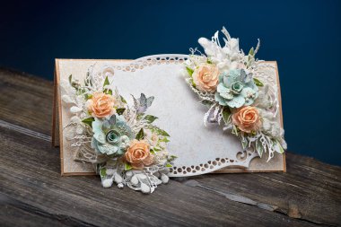 El yapımı kart, kesim ve oymalı renkli elementlerle yapıştırma kitabı teknolojisiyle yapıldı.