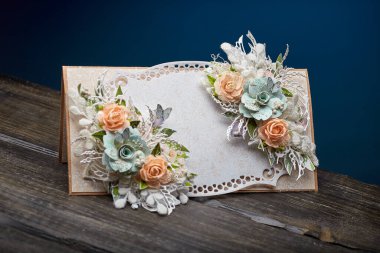 El yapımı kart, kesim ve oymalı renkli elementlerle yapıştırma kitabı teknolojisiyle yapıldı.