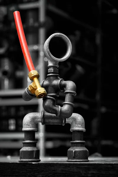 Ein metallener Jedi-Krieger mit rotem Schwert auf dunklem Hintergrund — Stockfoto