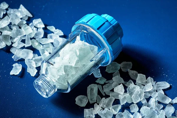 Vízszűrő sókristályok morzsájával kék alapon Jogdíjmentes Stock Képek
