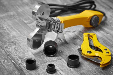 Plastik polipropilen borular için kaynak makinesi ve makas su veya ısıtma sistemleri için lehimleme boruları hazırdır..