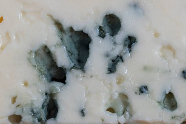 Mavi rokfor peyniri dokusu bir fon kompozisyonu olarak. Kapat..