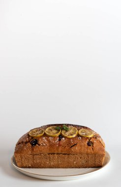 Ev yapımı limon ve böğürtlenli kek. beyaz arkaplan. 