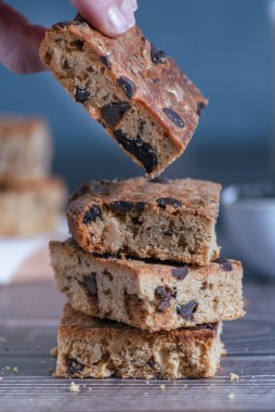 Bir yığın lezzetli sarışına (brownie) yakın çekim.