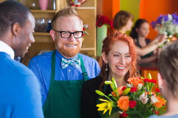 Proprietari di negozi di fiori che tengono mazzi — Foto Stock