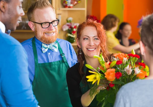 Proprietari di negozi di fiori che tengono mazzi — Foto Stock