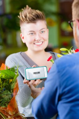 Genç çiçek Dükkanı elektronik kupon kullanarak müşteri