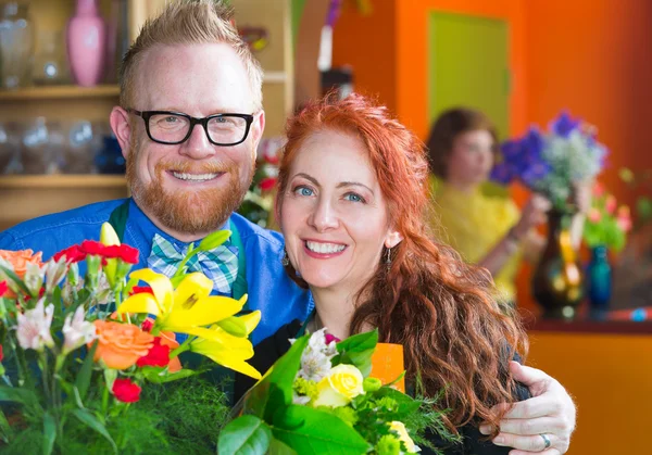 Proprietari di negozi di fiori che tengono mazzi — Foto Stock