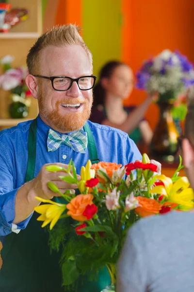 Nuttig bloemist en klant — Stockfoto