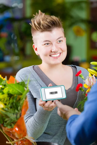 Lindo cliente de la tienda de flores usando cupón electrónico —  Fotos de Stock