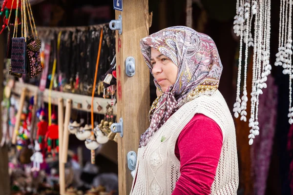 Oudere vrouw verkopen snuisterijen in Assos Turkije — Stockfoto