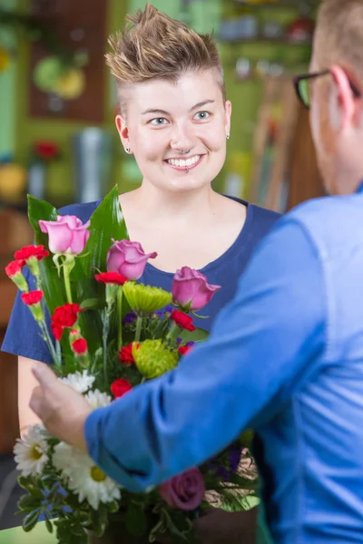 Donna attraente in negozio di fiori acquista accordo — Foto Stock