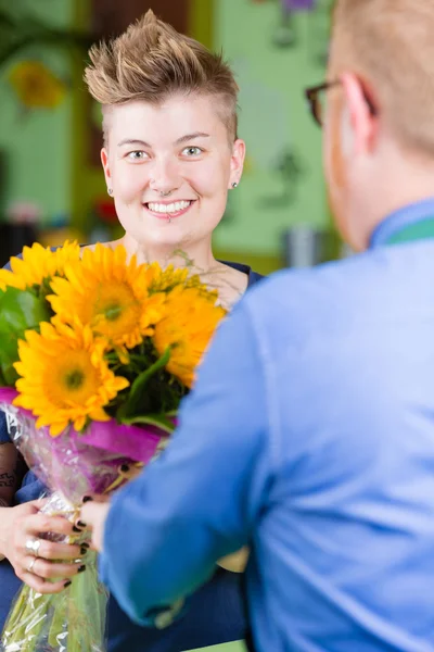 Çiçekçi dükkanı şık kadın ayçiçeği satın — Stok fotoğraf
