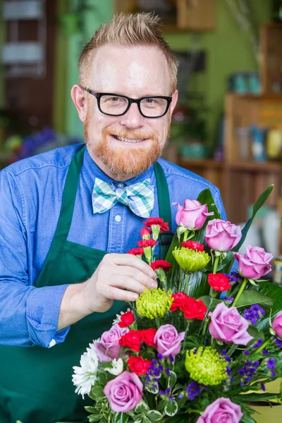 Çiçekçide çalışan şık adam — Stok fotoğraf