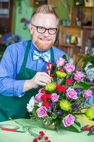Çiçekçide çalışan yakışıklı adam — Stok fotoğraf