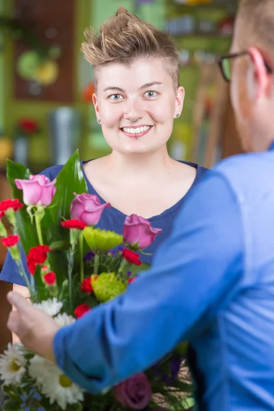 Donna sorridente nel negozio di fiori acquista accordo — Foto Stock