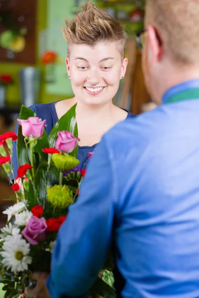 Elegante donna in negozio di fiori acquista accordo — Foto Stock
