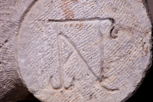 Geschnitztes christliches Symbol in den Ruinen des Ephesus — Stockfoto