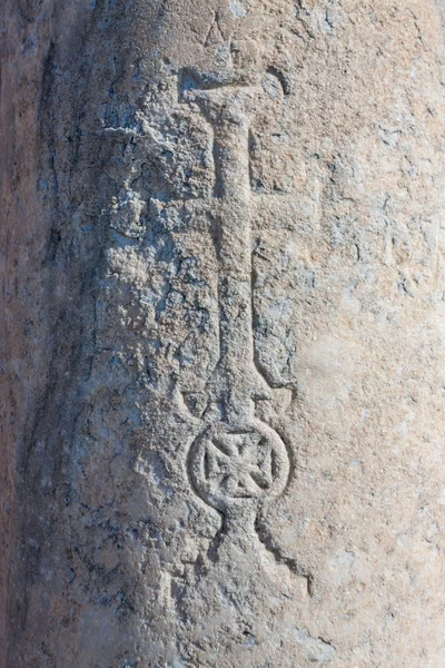 Cruz cristã esculpida em pedra em Selcuk, na Turquia — Fotografia de Stock