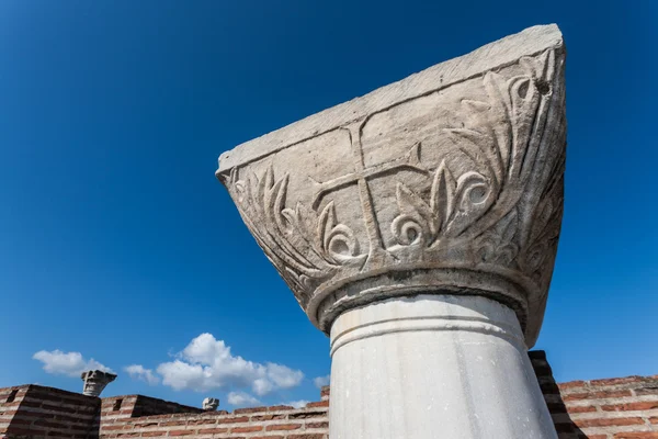 Christliches Kreuz auf Säulenkopf in den Ruinen von Selcuk — Stockfoto