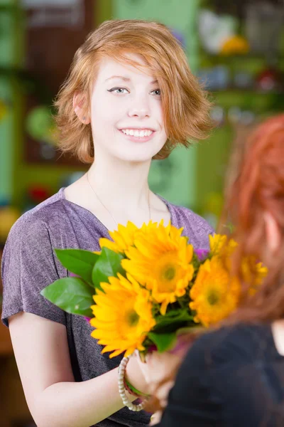 Adolescente Pelirroja Comprando Girasoles Una Floristería —  Fotos de Stock