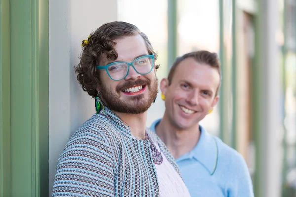 Dos hombres jóvenes fluidos de género — Foto de Stock