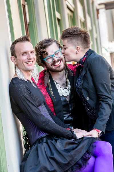 En kyss bland tre kön vätska vänner — Stockfoto