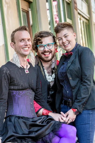 Tres sonrientes amigos fluidos de género — Foto de Stock