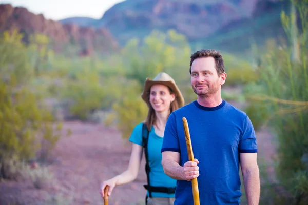 Desert Hikers on Mountain Path — Stock Photo, Image