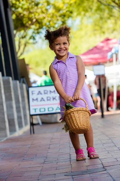 Smiling Girl на фермерском рынке — стоковое фото